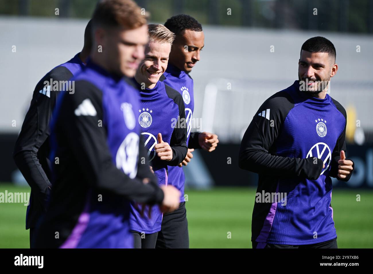 Herzogenaurach, Allemagne. 09 octobre 2024. Football, équipe nationale, avant les matchs de la Ligue des Nations, Allemagne, entraînement, Deniz Undav (R-l), Jamie Leweling, Chris Führich et Joshua Kimmich courent à l’entraînement. Crédit : Armin Weigel/dpa/Alamy Live News Banque D'Images