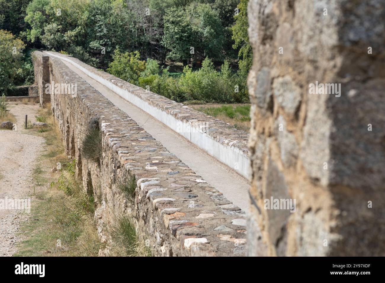 Le canal le long de l'aqueduc romain à Ansignan dans les Pyrénées Orintales, France. Banque D'Images