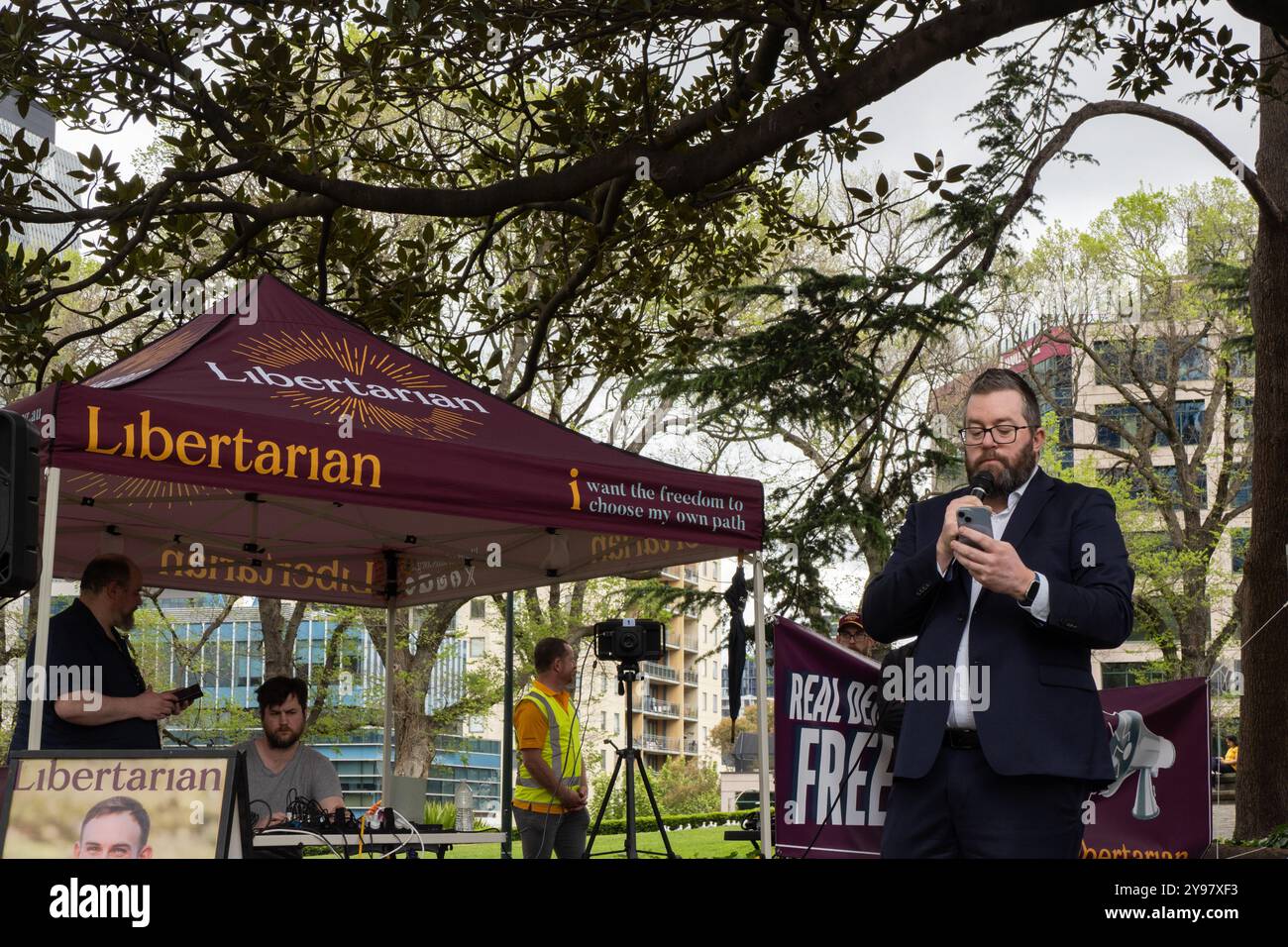 Melbourne, Victoria, Australie. 5 octobre 2024. Chris Needham, membre du Parti libertaire, vu pendant le rassemblement. Le Parti libertaire australien a organisé un rassemblement public aux jardins Flagstaff pour épouser la politique du parti ; en particulier l'opposition au projet de loi de 2024 du gouvernement fédéral sur les communications (combattre la désinformation et la désinformation) et aux modifications proposées par l'État de Victoria aux lois anti-diffamation. (Crédit image : © Alex Zucco/SOPA images via ZUMA Press Wire) USAGE ÉDITORIAL SEULEMENT! Non destiné à UN USAGE commercial ! Banque D'Images