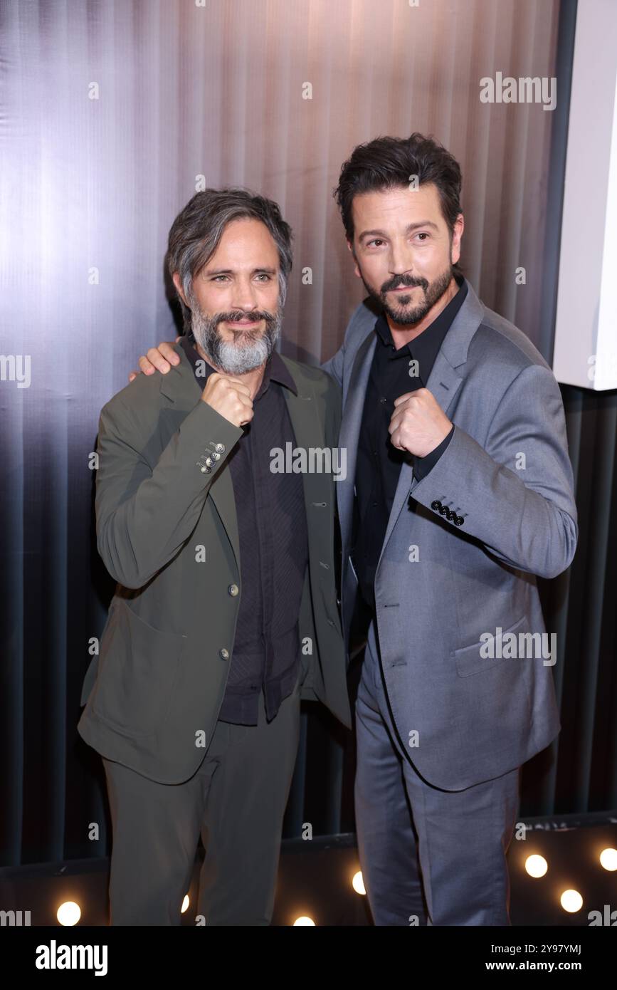 Mexico, Mexique. 08 octobre 2024. Diego Luna et Gael Garcia assistent au tapis rouge de la première série télévisée "la Maquina" de Disney plus au Teatro Telcel. Le 8 octobre 2024 à Mexico, Mexique. (Photo de Yamak Perea/ Credit : Eyepix Group/Alamy Live News Banque D'Images