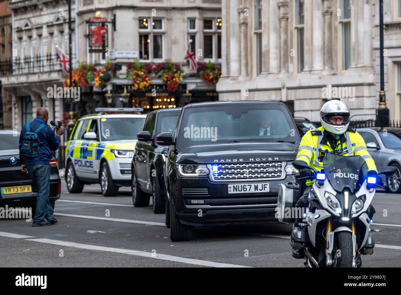 Londres, Royaume-Uni. 9 octobre 2024. Le convoi transportant Keir Starmer, premier ministre, descend du mauvais côté de la rue Parliament à Westminster en route vers la Chambre des communes. Le premier ministre travailliste assiste aux questions du premier ministre (PMQ) à la suite du départ de Sue Gray, ancienne chef de cabinet, et de la rangée des cadeaux largement répandue. Credit : Stephen Chung / Alamy Live News Banque D'Images