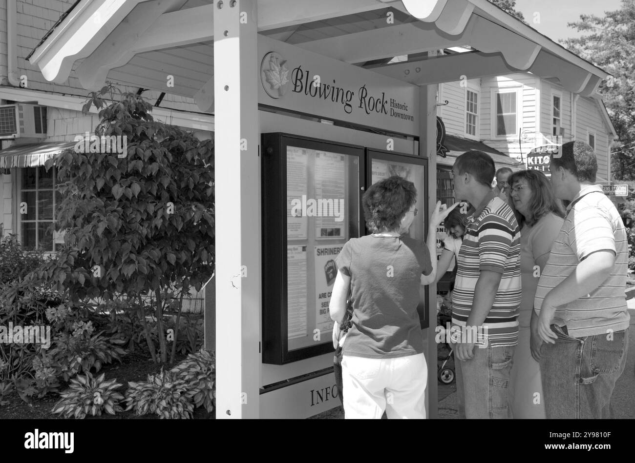 Touristes regardant un panneau de direction dans la ville de Blowing Rock, Caroline du Nord, États-Unis. Banque D'Images