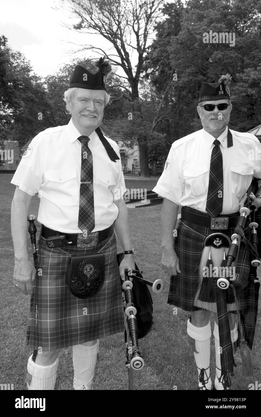 Deux musiciens de cornemuse caucasiens en kilts à carreaux rouges se produisent dans la charmante ville de Blowing Rock, Caroline du Nord, États-Unis. Banque D'Images