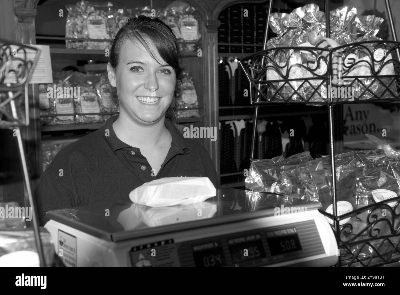 Photo montrant une vendeuse de magasin caucasienne pesant du chocolat fait à la main à Kilwins dans la ville de Blowing Rock North Carolina USA. Cette NC mounta Banque D'Images