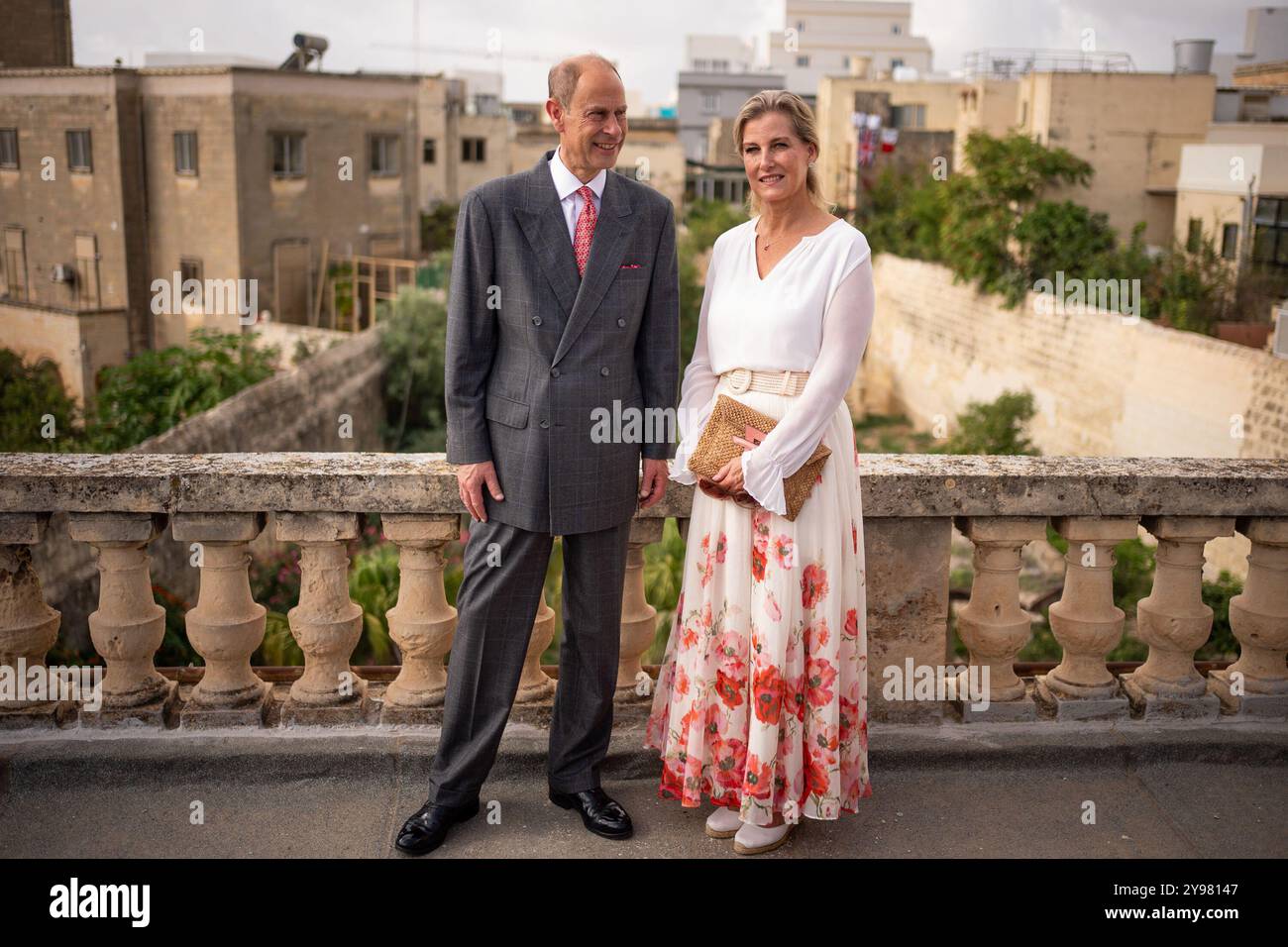 Le duc et la duchesse d'Édimbourg, lors d'une visite de Villa Guardamangia, à Pieta, accompagnés de représentants de Heritage Malta pour en savoir plus sur les travaux de restauration entrepris dans l'ancienne résidence de la défunte reine Elizabeth II et de son mari le prince Philip, défunt duc d'Édimbourg, lorsqu'ils étaient un jeune couple marié, le troisième jour d'une tournée royale à Malte pour marquer le 60e anniversaire de son indépendance et célébrer le patrimoine commun du pays et la collaboration continue avec le Royaume-Uni. Date de la photo : mercredi 9 octobre 2024. Banque D'Images