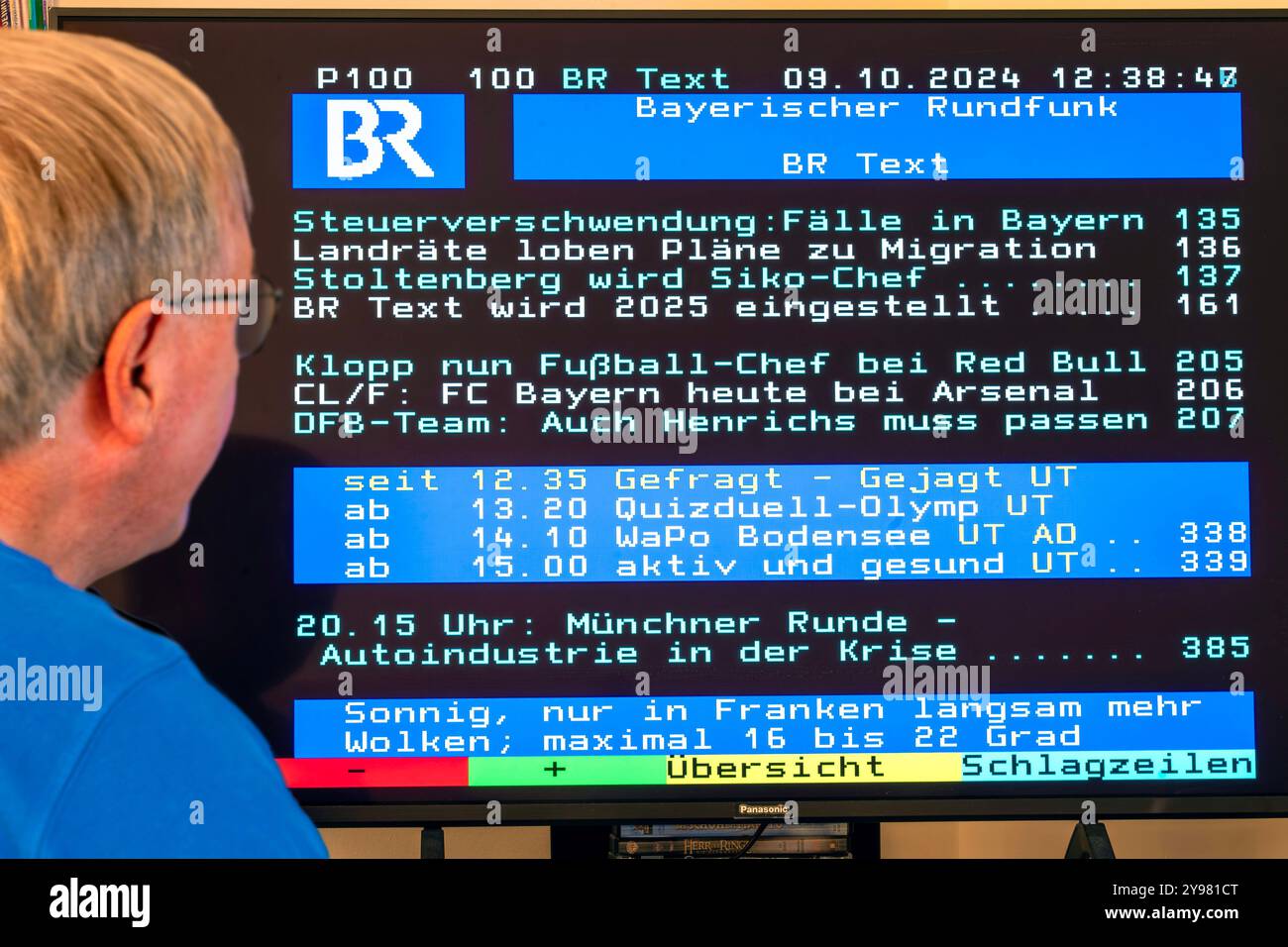 BR Text, Teletext, der Videotext des Bayerischen Rundfunks wird 2025 eingestellt, Zuschauer, München, Oktober 2024 Deutschland, München, Oktober 2024, BR Text, der Teletext des Bayerischen Rundfunks wird 2025 wegen Sparmaßnahmen eingestellt, Videotext, älterer TV-Zuschauer sitzt vor dem Fernseher, aktuelle Nachrichten und Informationen lassen sich über die einzelnen Seitennummern aufrufen, ARD-Sender, Bildschirm, altmodisch, *** BR Text, télétexte, Bayerischer le télétexte Rundfunks sera arrêté en 2025, spectateur, Munich, octobre 2024 Allemagne, Munich, octobre 2024, BR texte, Bayerischer Rundfu Banque D'Images