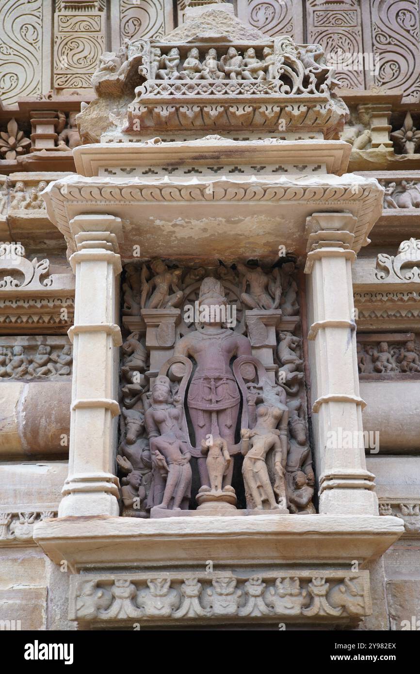 Sculptures en pierre sur le mur du temple de Lakshmana. Khajuraho Group of monuments, Chhatarpur, Madhya Pradesh, Inde. Banque D'Images