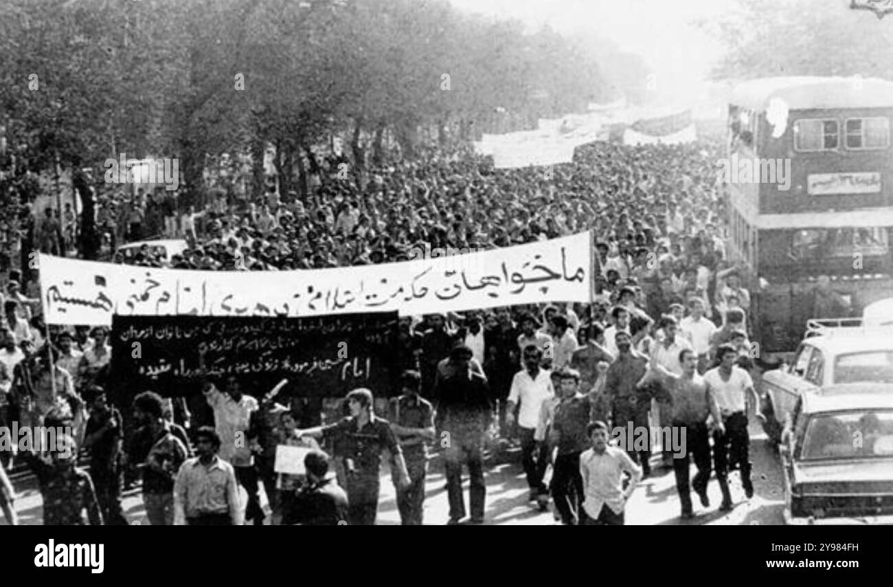 RÉVOLUTION IRANIENNE . Manifestation du 8 septembre 1978 avec la bannière blanche disant "nous voulons un gouvernement islamique dirigé par Iman Khomeiny Banque D'Images