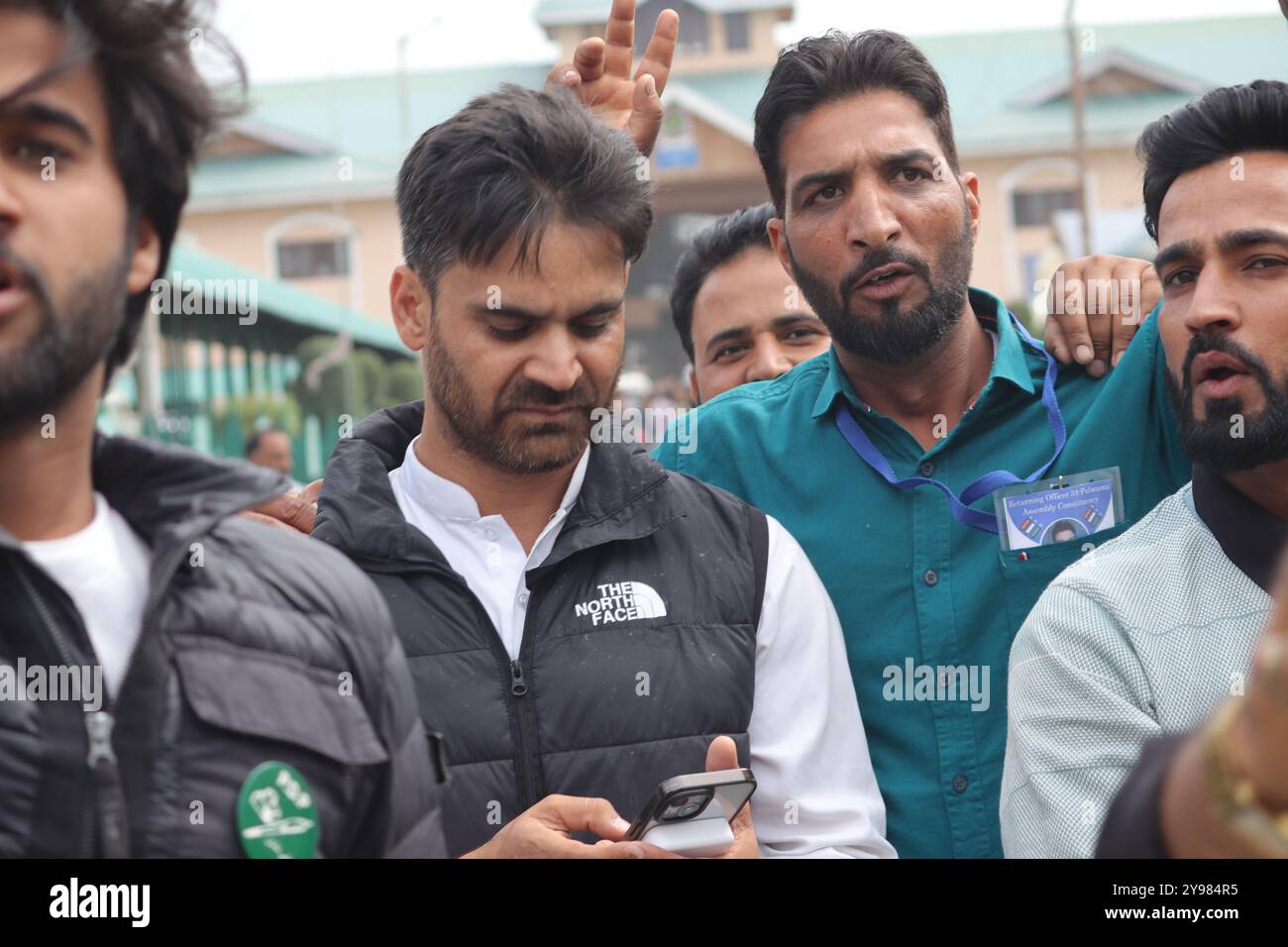 Pulwama, Jammu-et-Cachemire, Inde. 8 octobre 2024. Le Parti démocratique du peuple, candidat pour la circonscription de Pulwama Waheed-ur-Rehman para célèbre après avoir remporté les élections de l'Assemblée. (Crédit image : © Firdous Parray/Pacific Press via ZUMA Press Wire) USAGE ÉDITORIAL SEULEMENT! Non destiné à UN USAGE commercial ! Banque D'Images