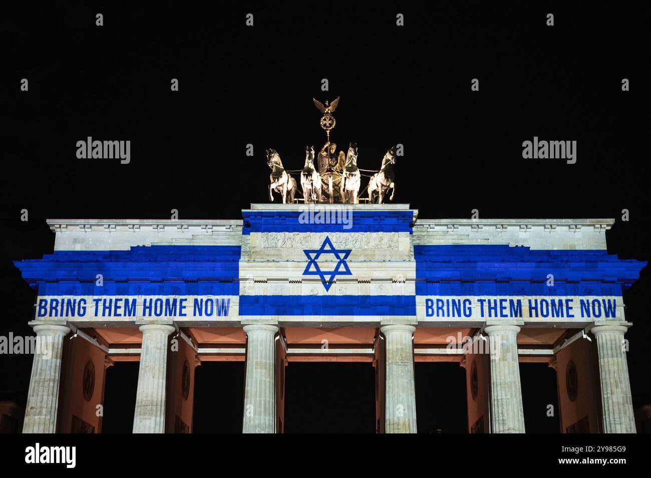 07.10.2024, Berlin, Allemagne, Europe - illumination de la porte de Brandebourg en solidarité avec Israël à l'occasion du 1er anniversaire de l'attentat du 7 octobre. Banque D'Images