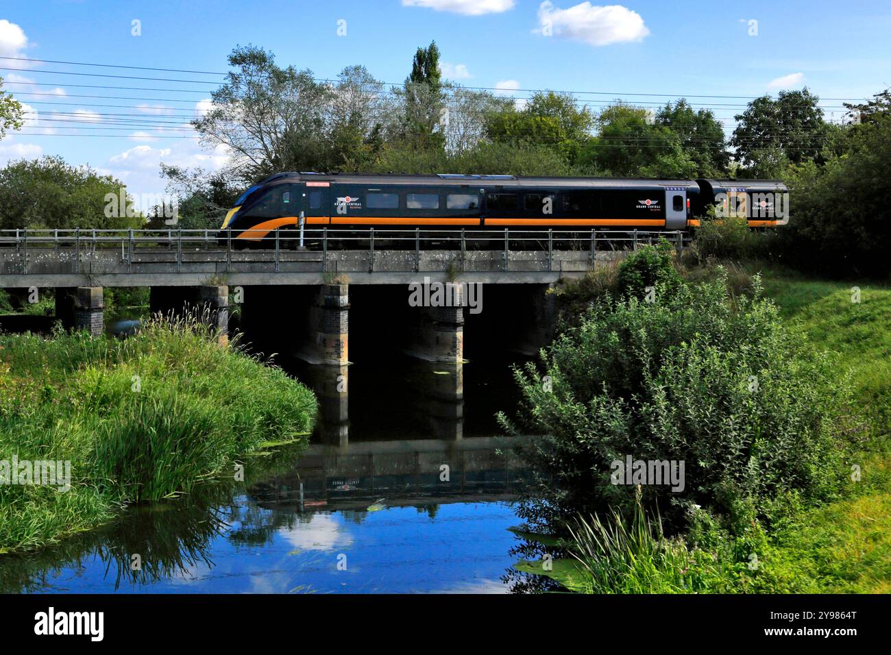 180 train de classe Zephyr, trains Grand Central, East Coast main Line Railway, ville de St Neots, Cambridgeshire, Angleterre, Royaume-Uni Banque D'Images