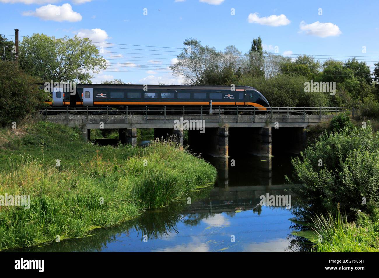 180 train de classe Zephyr, trains Grand Central, East Coast main Line Railway, ville de St Neots, Cambridgeshire, Angleterre, Royaume-Uni Banque D'Images