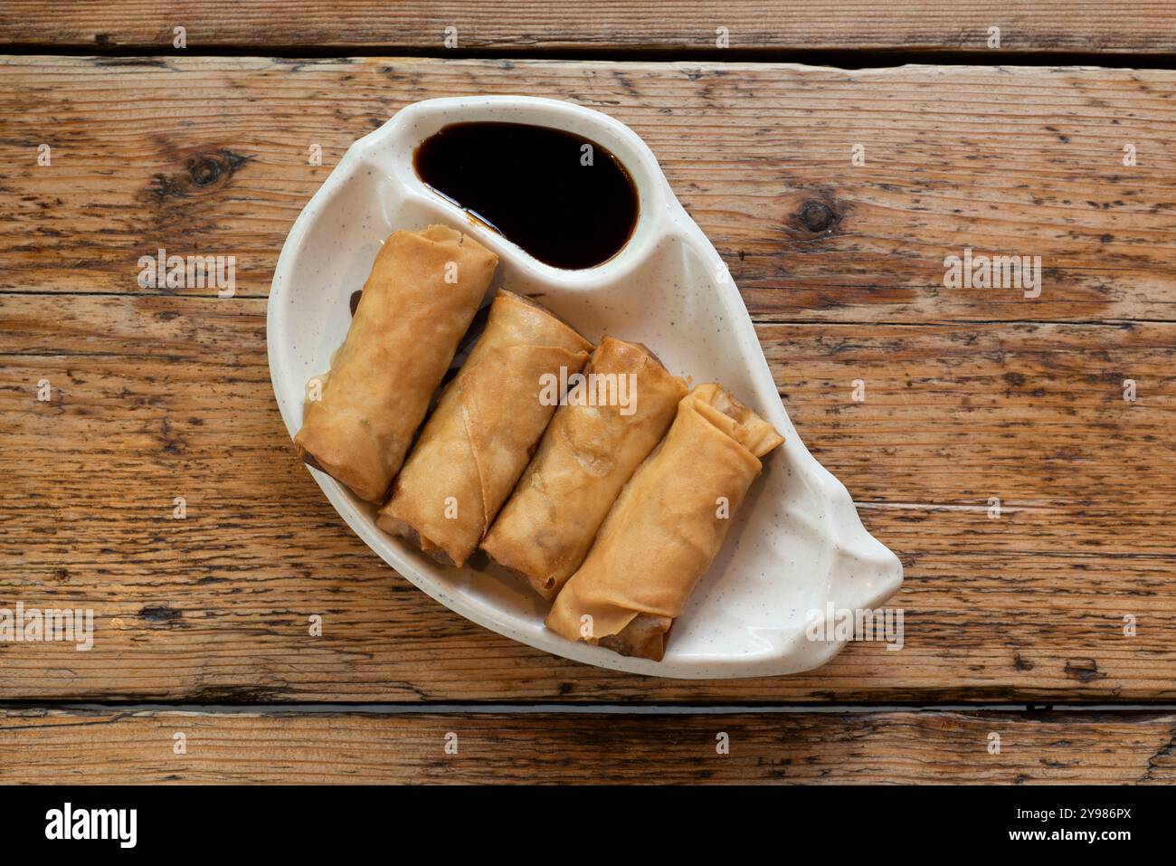 Rouleaux de printemps de canard servis avec une trempette à la sauce soja Banque D'Images