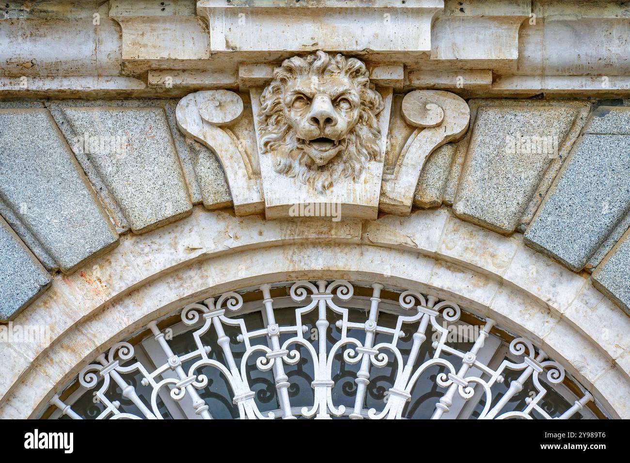 Sculpture décorative d'une tête de lion au-dessus de l'arche de porte dans le Palais Royal. Banque D'Images