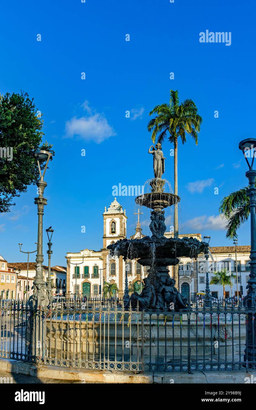 Place Pelourinho avec sa fontaine, ses églises et ses bâtiments historiques dans la ville de Salvador à Bahia Banque D'Images