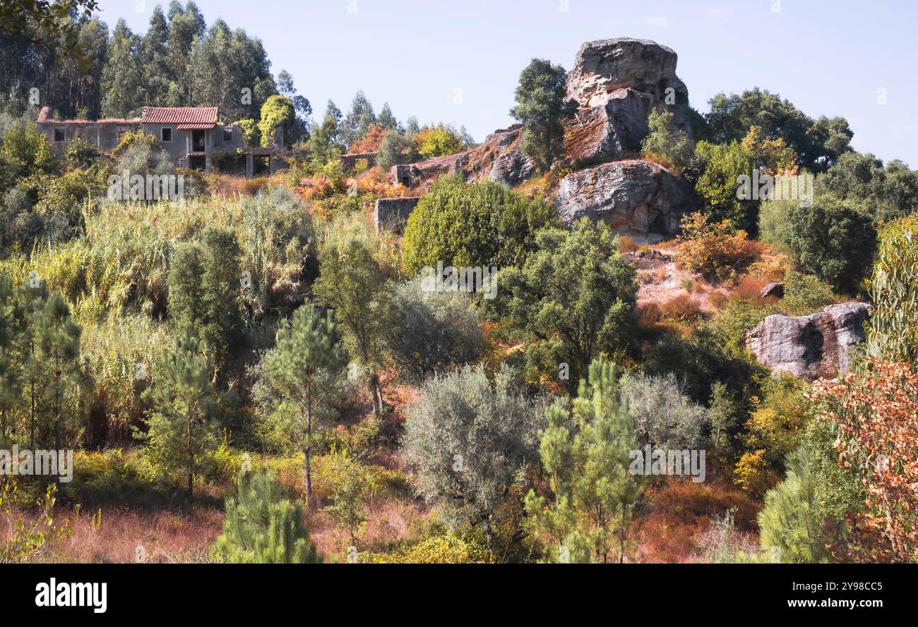 Paysage de rocher et de ruine, près de Penela Central Portugal Banque D'Images