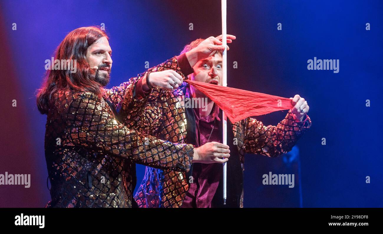 09 octobre 2024, Schleswig-Holstein, Lübeck : Siegfried et Joy évoquent un tissu avec une baguette magique au gala d'ouverture. Deux événements ont lieu en même temps : le concours Magica - le championnat de magie allemand et le congrès de magie nordique Nobel. Photo : Markus Scholz/dpa Banque D'Images