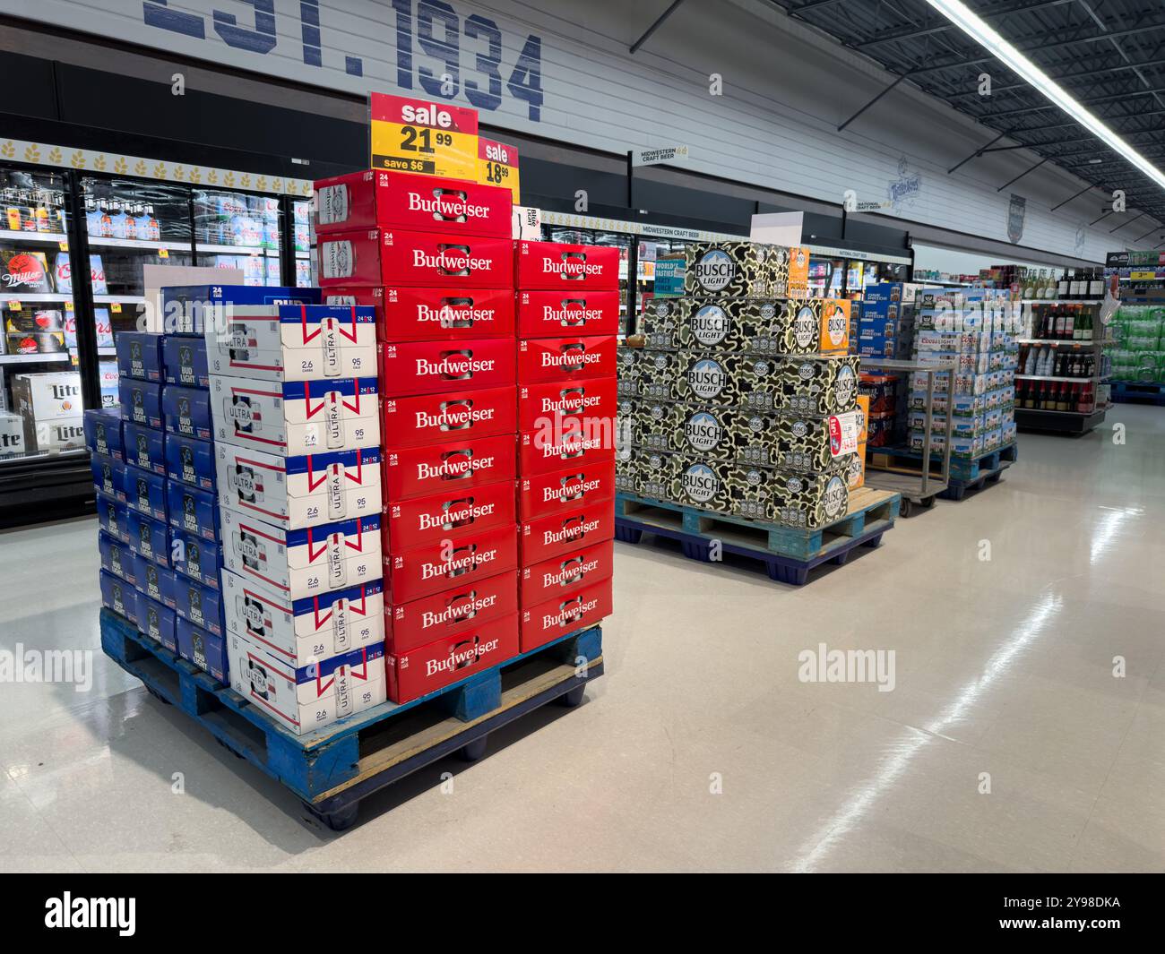 Présentoir de palettes avec caisses de bière dans un magasin Meijer à Davison Michigan USA Banque D'Images