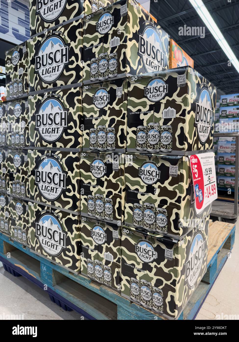 Exposition de caisses de bière Busch Light Camo en édition limitée spéciale dans un magasin Meijer Banque D'Images