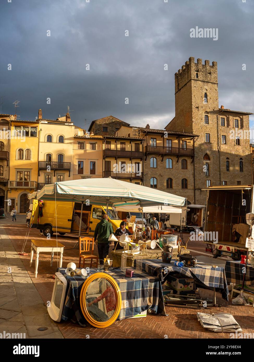 Arezzo, Italie - 10 06, 2024 : marché des antiquités à Arezzo “Fiera Antiquaria di Arezzo”. Banque D'Images