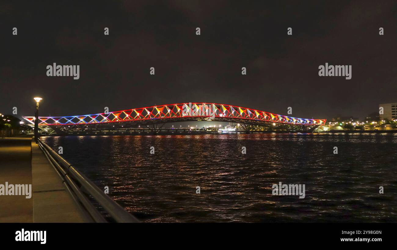 Vue nocturne du pont Atal avec de belles lumières, Sabarmati Riverfront, Ahmedabad, Gujarat, Inde. Banque D'Images