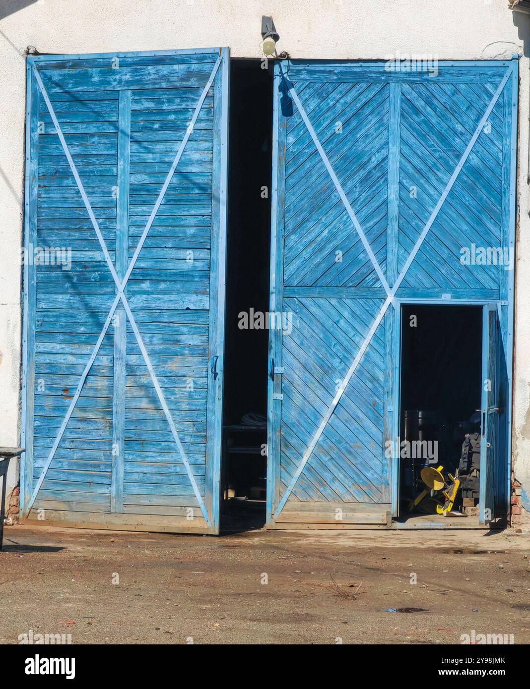 Blue Gateway : porte de grange en bois avec grandes et petites entrées Banque D'Images