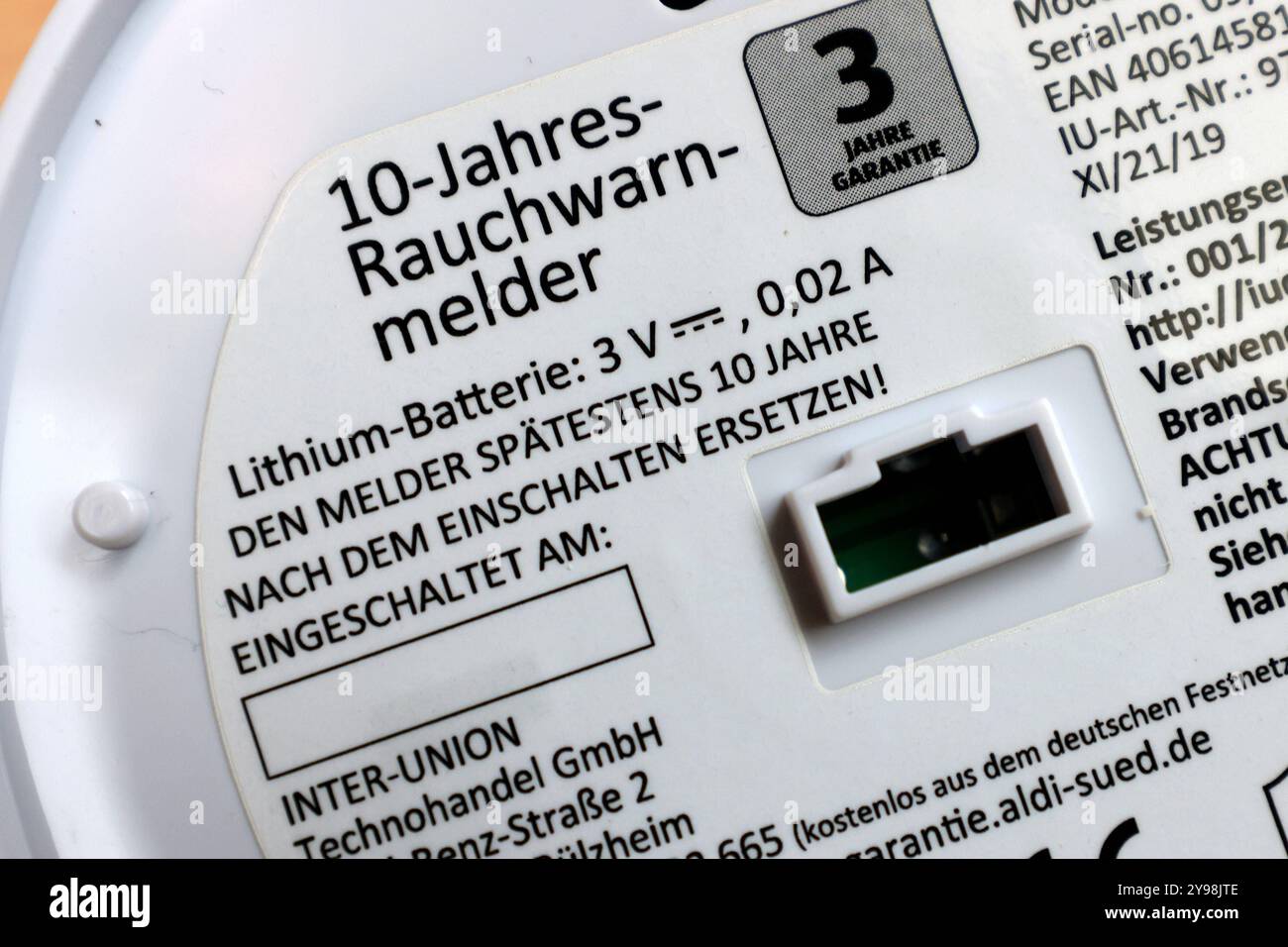 Rauchwarnmelder offen von hinten mit der sichtbaren Haltbarkeit liegt auf einer Holzplatte. Es handelt sich um einen 10 Jahres Rauchwarnmelder. Brandschutz im Siegerland AM 09.10.2024 à Siegen/Deutschland. *** Détecteur de fumée ouvert par derrière avec la durabilité visible se trouve sur une plaque de bois C'est un détecteur de fumée de 10 ans de protection incendie à Siegerland le 09 10 2024 à Siegen Allemagne Banque D'Images