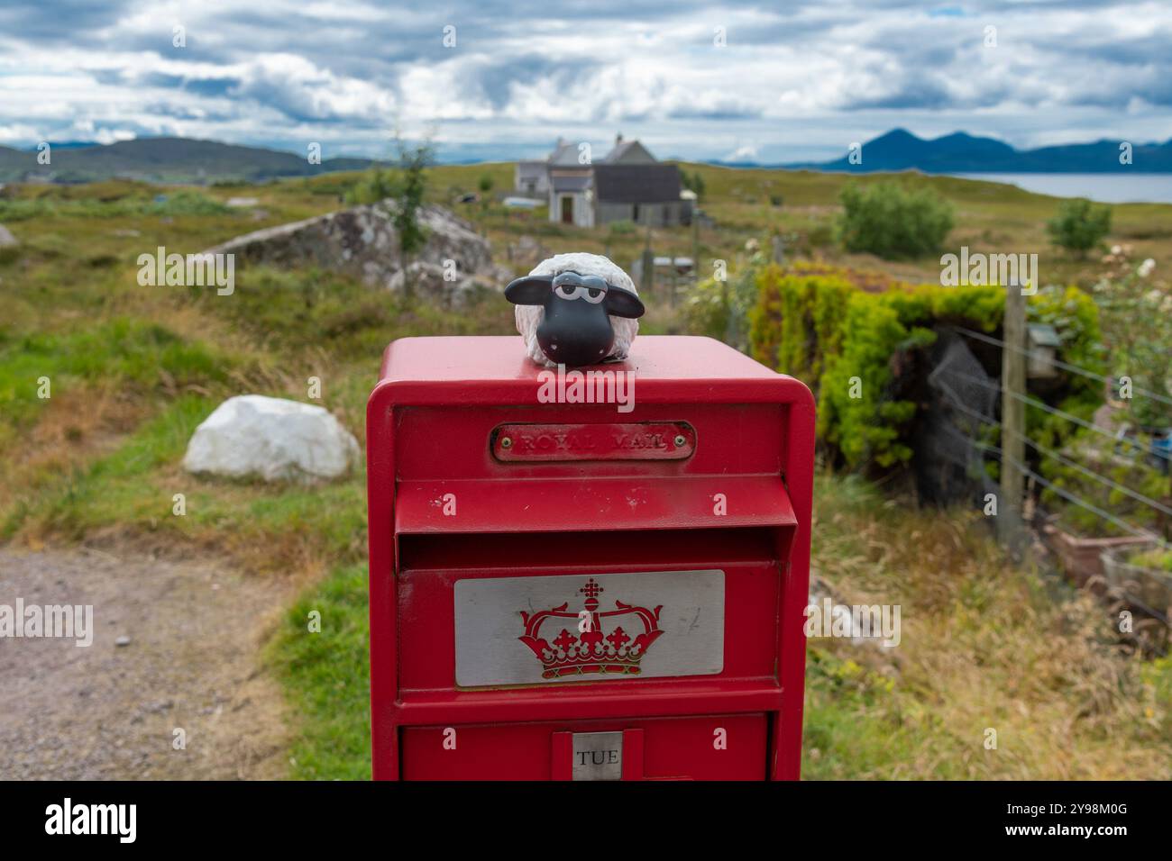 Boîte postale Royal mail au bureau de poste, Camustiel, Applecross, Wester Ross, Highlands of Scotland, ROYAUME-UNI Banque D'Images