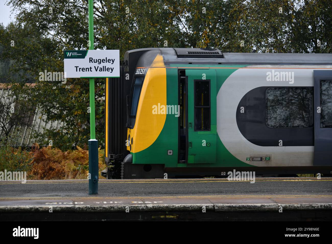 West Midlands trains Siemens Desiro 350251 attendant de quitter Rugeley Trent Valley avec un service à destination de Birmingham International le 9 octobre 2024 Banque D'Images