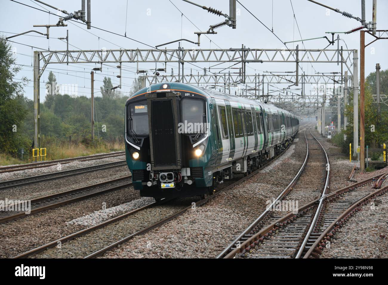 10 voitures Alstom Aventra classe 730 essai avec 730231 et 730230 en 2T21 09:28 Crewe à Nuneaton approchant Rugeley Trent Valley le 09 octobre 24 Banque D'Images