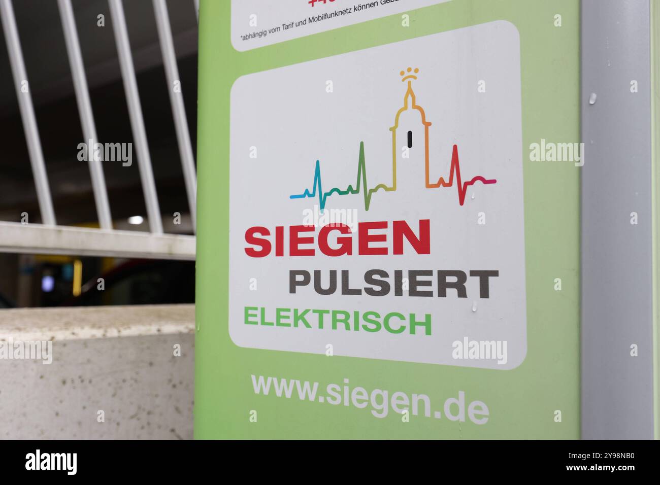 Eine E-Tankstelle in der Siegener Innenstadt. Siegen Pulsiert Elektrisch. Elektromobilitaet Elektromobilität am 09.10.2024 à Siegen/Deutschland. *** Une station-service électrique dans le centre-ville de Siegen Siegen Pulsiert Elektrisch Elektromobilitaet Elektromobilität le 09 10 2024 à Siegen Allemagne Banque D'Images