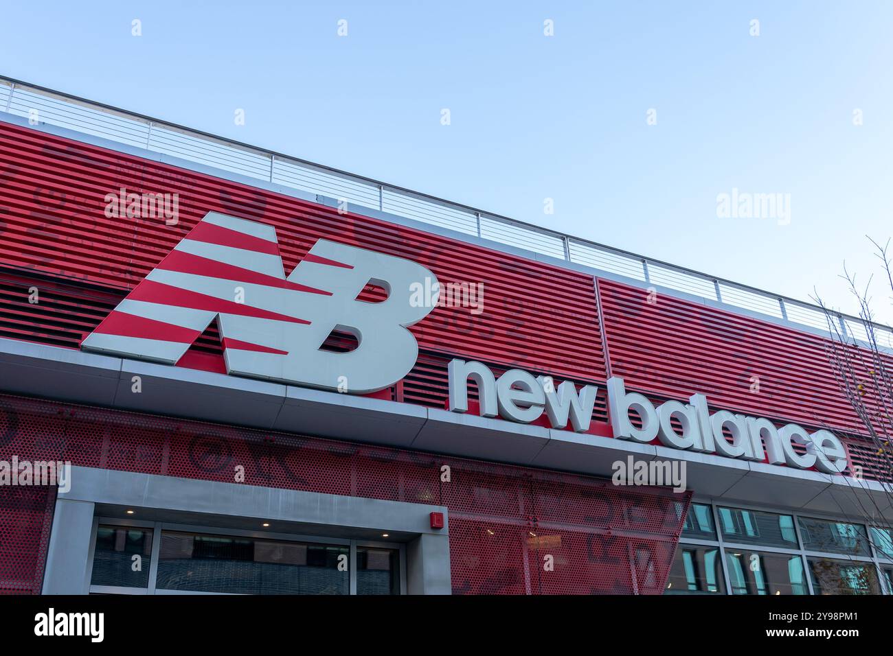Le magasin drapeau New Balance (NB) au siège social de New Balance à Boston, ma, États-Unis Banque D'Images