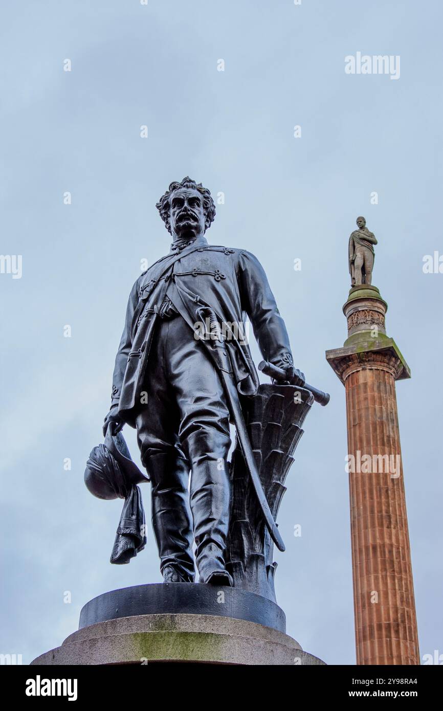 Statue du maréchal Lord Clyde, né à Glasgow en 1792, avec la colonne surmontée par Sir Walter Scott derrière, George Square, Glasgow, Écosse Banque D'Images