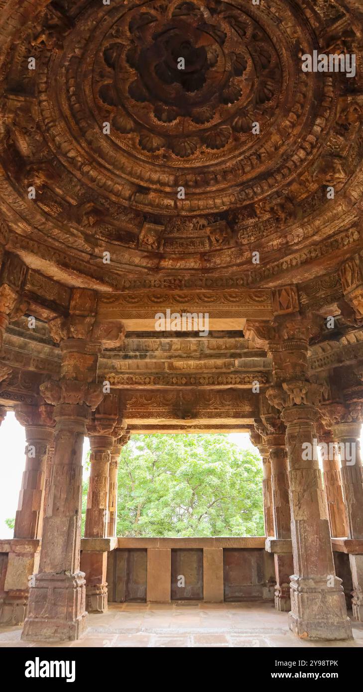 Belles sculptures sur le plafond du mandapa, Temple Shri Galteshwar, Sarnal, Gujarat, Inde. Banque D'Images