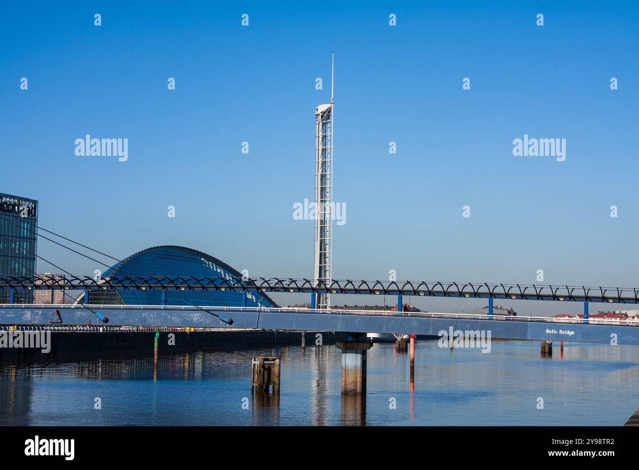 Plate-forme d'observation rotative de la tour Glasgow de 417 pieds, le Science Centre et Bell's Bridge au-dessus de la rivière Clyde, Glasgow, Écosse Banque D'Images
