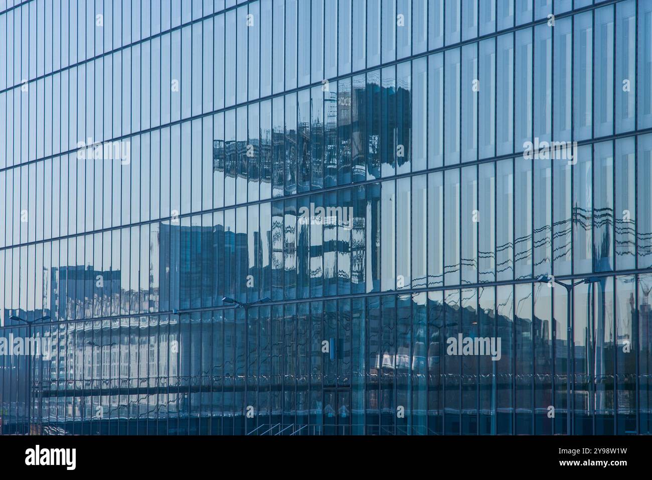 La célèbre grue cantilever de Finnieston se reflète dans le verre du siège de BBC Scotland, Clydeside, Glasgow, Écosse Banque D'Images