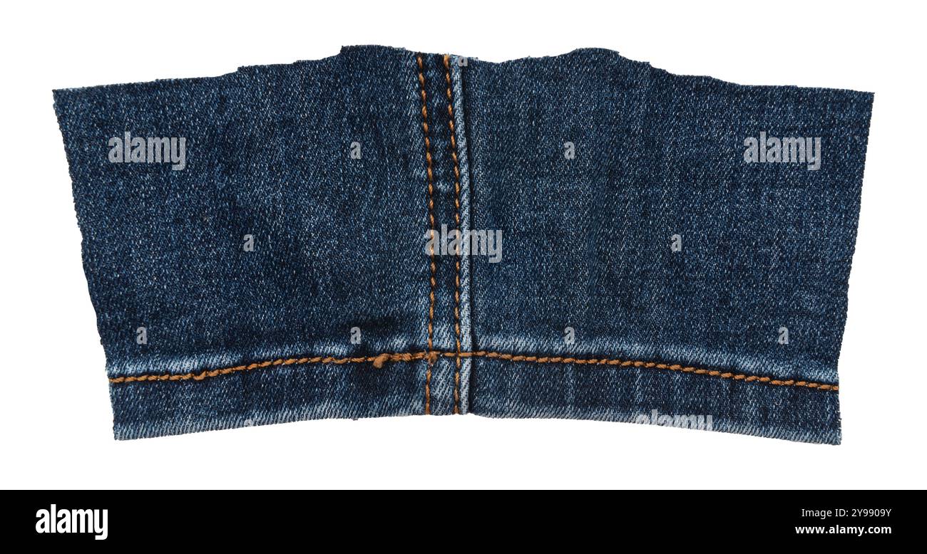 Morceau de denim déchiré sur un fond blanc. Texture denim Banque D'Images Morceau de denim déchiré sur un fond blanc. Texture denim Banque D'Images