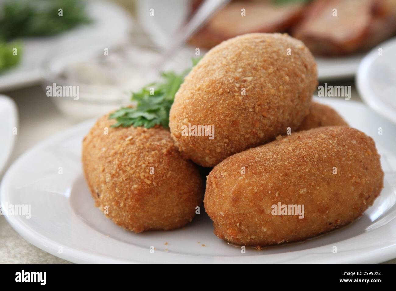 Côtelettes de poulet Kiev sur l'assiette blanche Banque D'Images