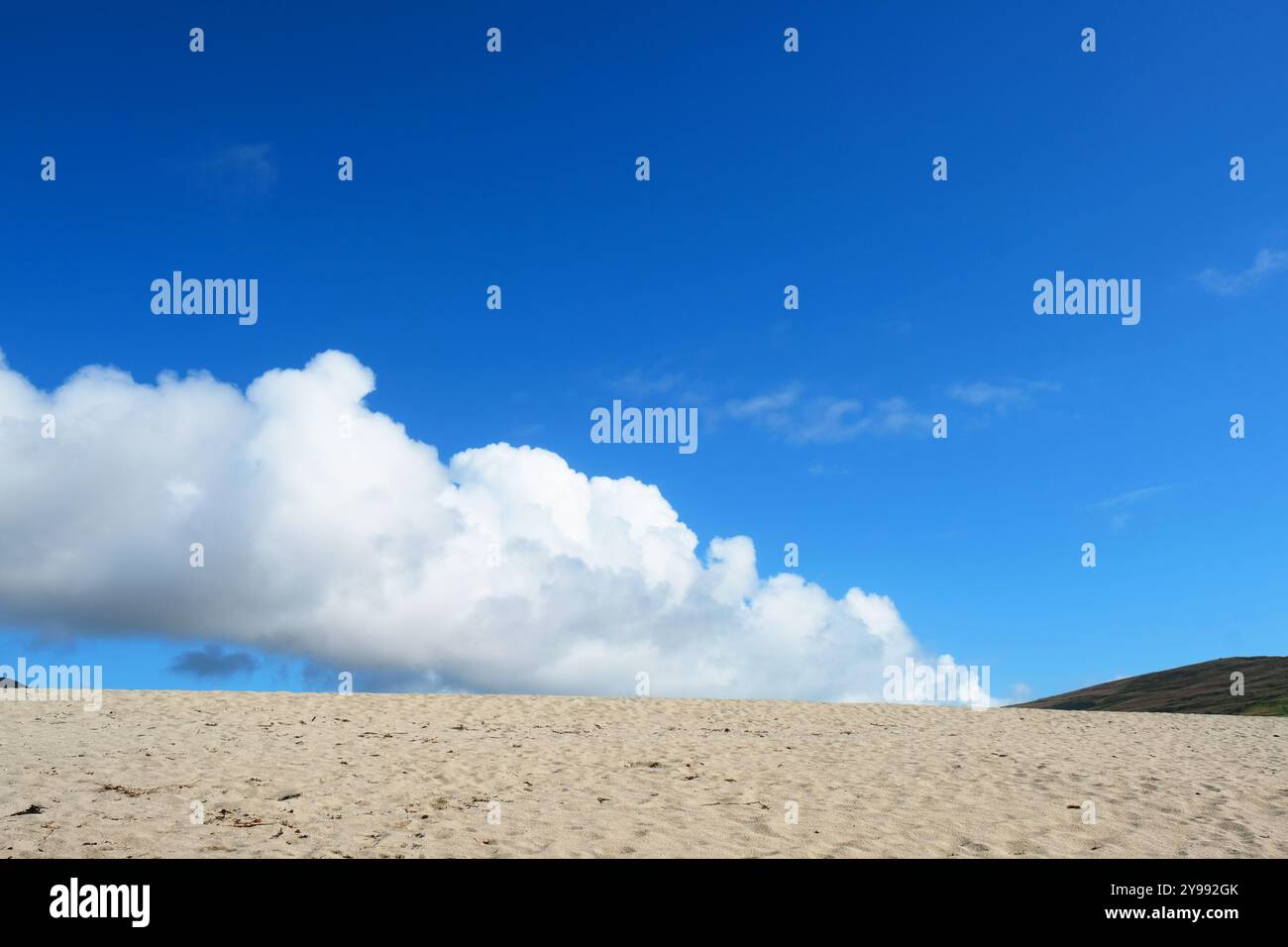 Nuage de Cumulus au-dessus de la plage à Ballydonegan, Allihies, County Cork, Irlande - John Golop Banque D'Images