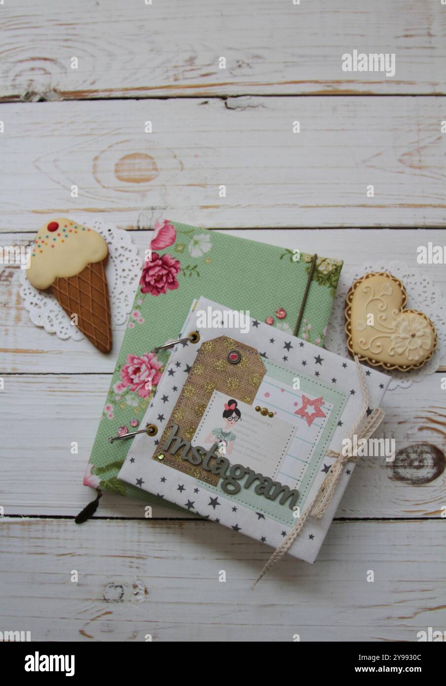 Scrapbooking cahier textile à la main et album et cookies sur le fond en bois Banque D'Images