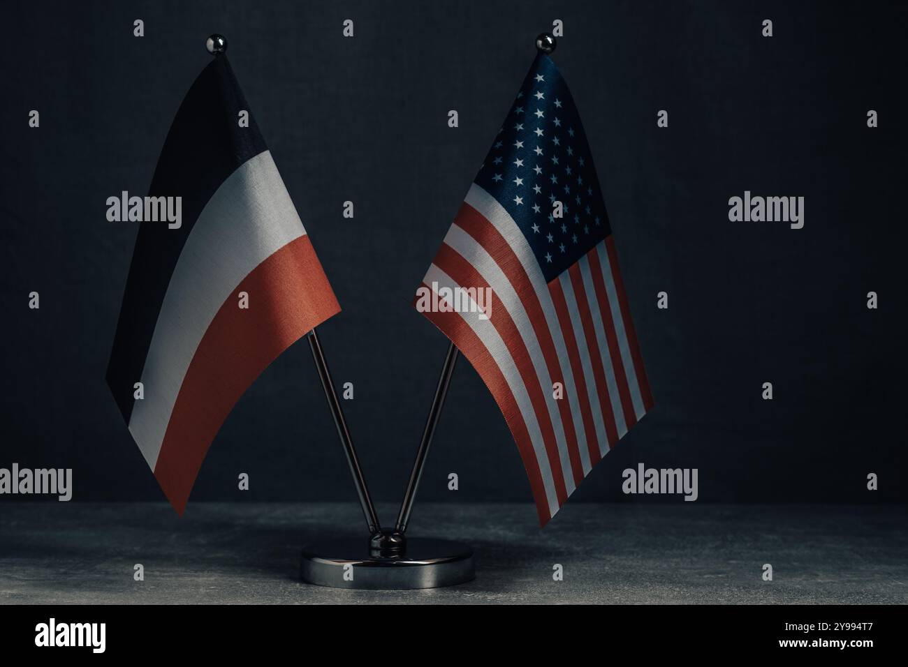 Drapeau de table États-Unis Amérique et drapeau national République arabe d'Égypte sur fond sombre Banque D'Images