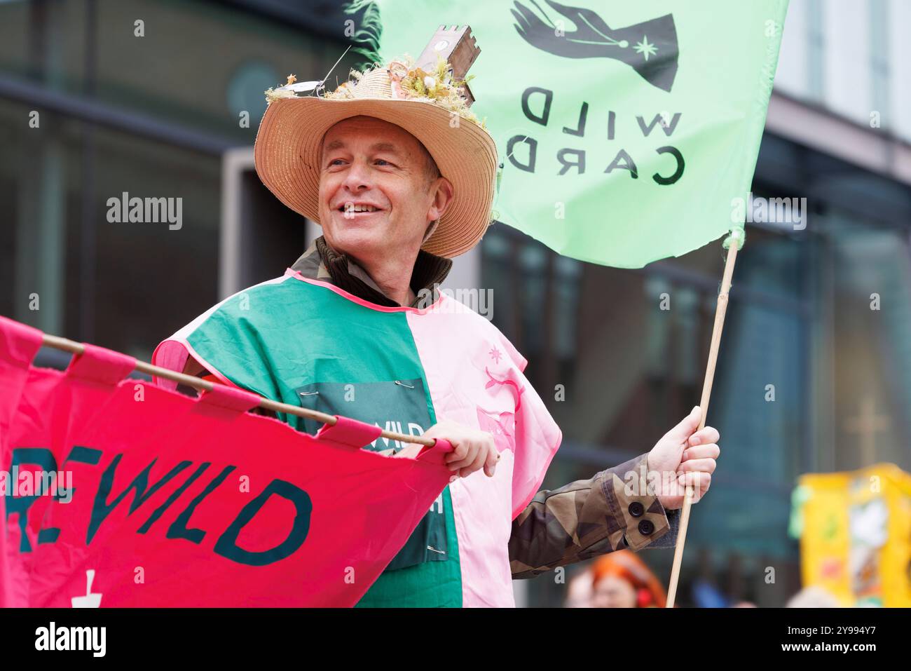 6 octobre 2024, re-sauvage la marche de l'église de Tate Modern à St Pauls. Dirigé par Chris Packham avec Wild Card et Christian Climate action. Les manifestants ont exhorté l'Église d'Angleterre à remettre en état 30% de ses immenses domaines d'ici 2030. Communiqué de presse : Chris Packham défie l’archevêque de Cantorbéry d’arrêter de faire échouer la nature et de refaire le vaste domaine de l’église 5 octobre 2024 – L’église d’Angleterre est l’un des plus grands propriétaires fonciers du pays, mais la plupart de ses terres sont dans un état écologique désastreux – des personnalités comme Rowan Williams, Michael Gove, Stephen Fry, Caroline Lucas, Hugh Fearnley-Whitt Banque D'Images