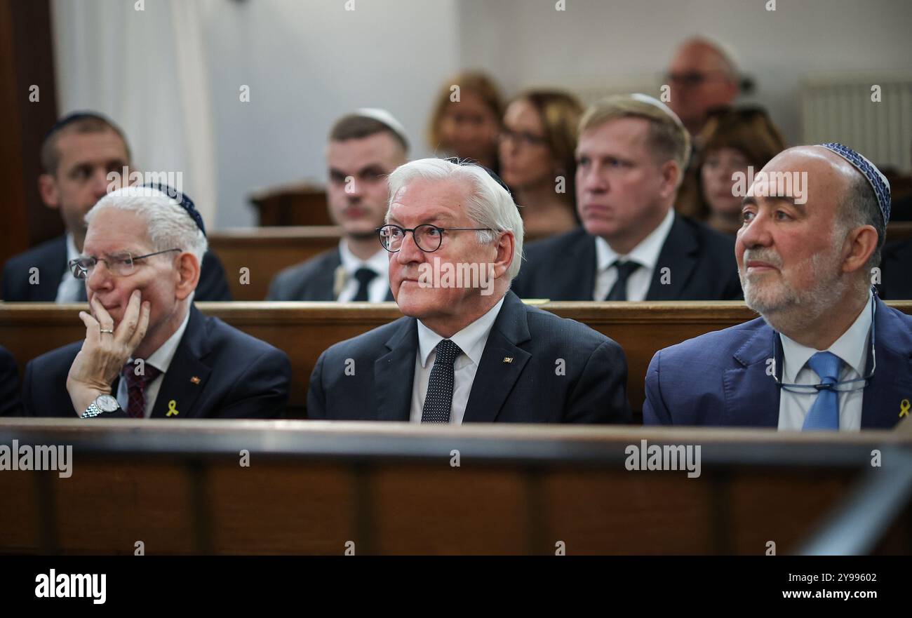 09 octobre 2024, Saxe-Anhalt, Halle (Saale) : Josef Schuster (gauche-droite), président du Conseil central des Juifs en Allemagne, le président fédéral Frank-Walter Steinmeier et Ron Prosor, ambassadeur d'Israël en Allemagne, participent à un service commémoratif pour les victimes de l'attentat terroriste de 2019 dans la synagogue. Le 9 octobre 2019, un assaillant lourdement armé tente d'entrer dans la synagogue de Yom Kippour, la plus haute fête juive. Quand il a échoué, il a tiré sur deux personnes et les a tuées dans la rue et dans un magasin de kebab. Photo : Ronny Hartmann/AFP Pool/dpa Banque D'Images