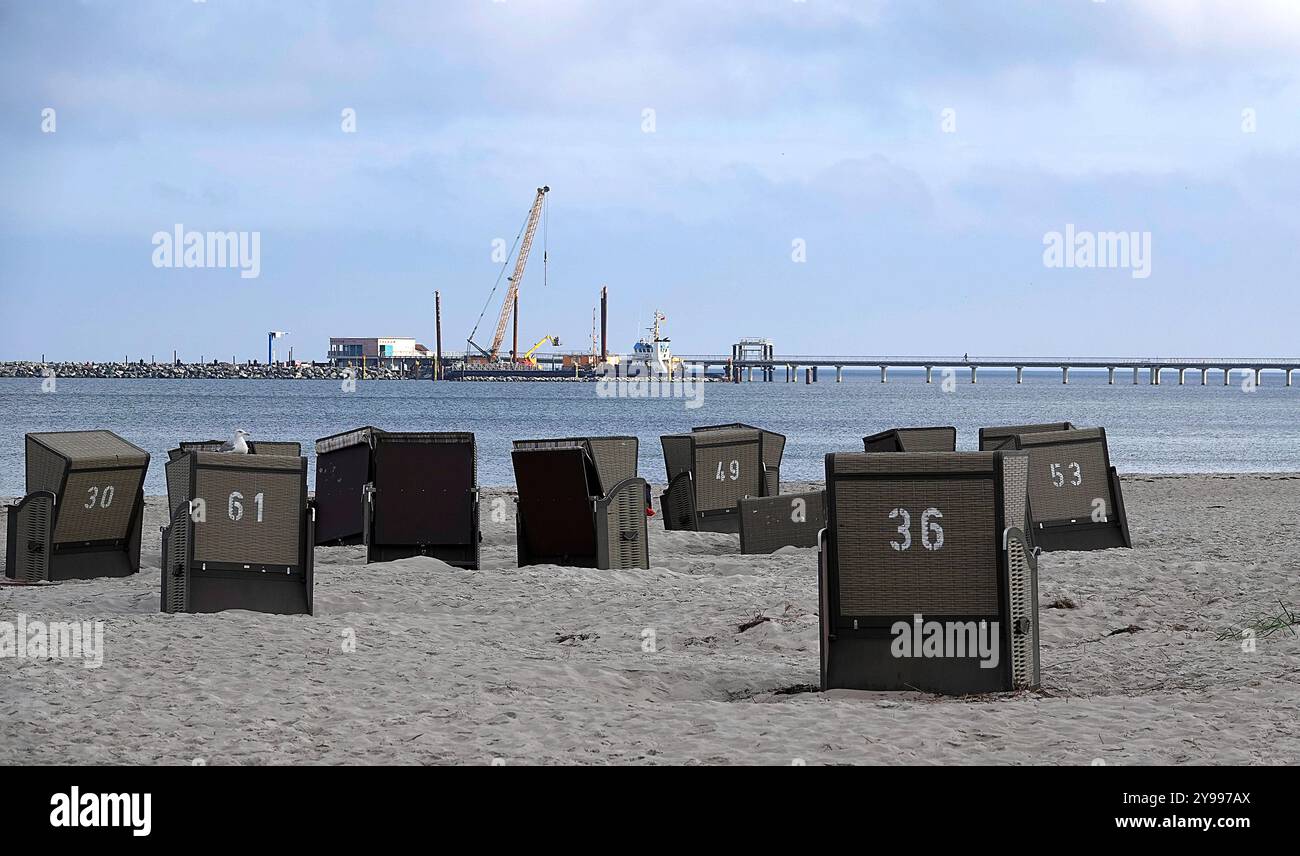 09.10.2024, Prerow, Mecklenburg-Vorpommern, Seebrücke, t mit einer Länge von 720 Meter und einer Breite von 4,20 Meter die längste Seebrücke im gesamten Ostseeraum. Nach mehr als zwei Jahren Bauzeit sind die Bauarbeiten an der Seebrücke samt angrenzendem Hafen im Urlaubsort Prerow abgeschlossen. Die Eröffnung findet am Mittwoch, den 16. Oktober 2024 statt. Letzte Arbeiten finden noch statt und Bauzäune versperren noch die Sicht. *** 09 10 2024, Prerow, Mecklenburg-Vorpommern, Seebrücke, t avec une longueur de 720 mètres et une largeur de 4,20 mètres, c'est la plus longue jetée de toute la mer Baltique Re Banque D'Images