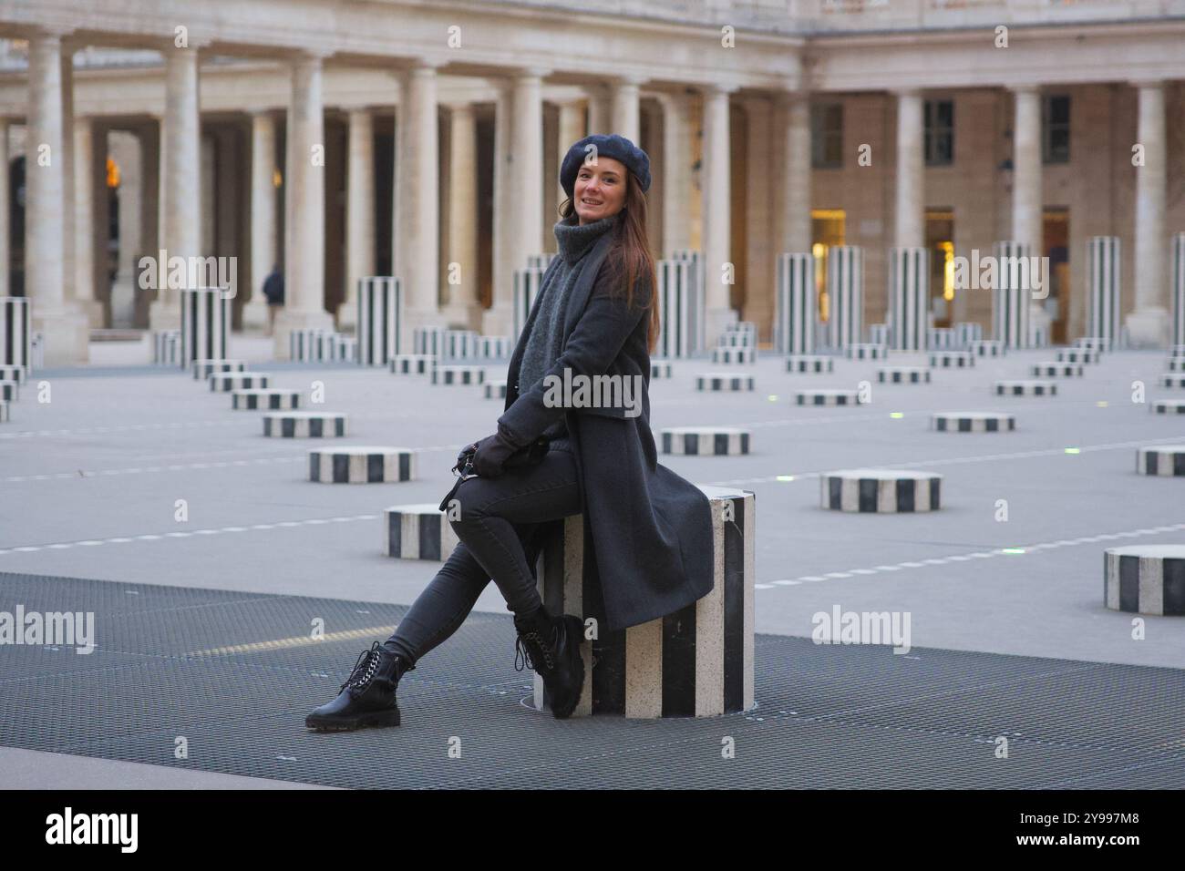 Jeune femme à la mode à Beret détente au Palais Royal Art installation Banque D'Images