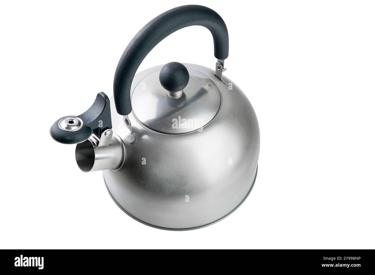 Bouilloire ou théière en acier ou en métal isolé sur fond blanc avec chemin de découpage. Elément de conception. Mise au point sélective. Banque D'Images