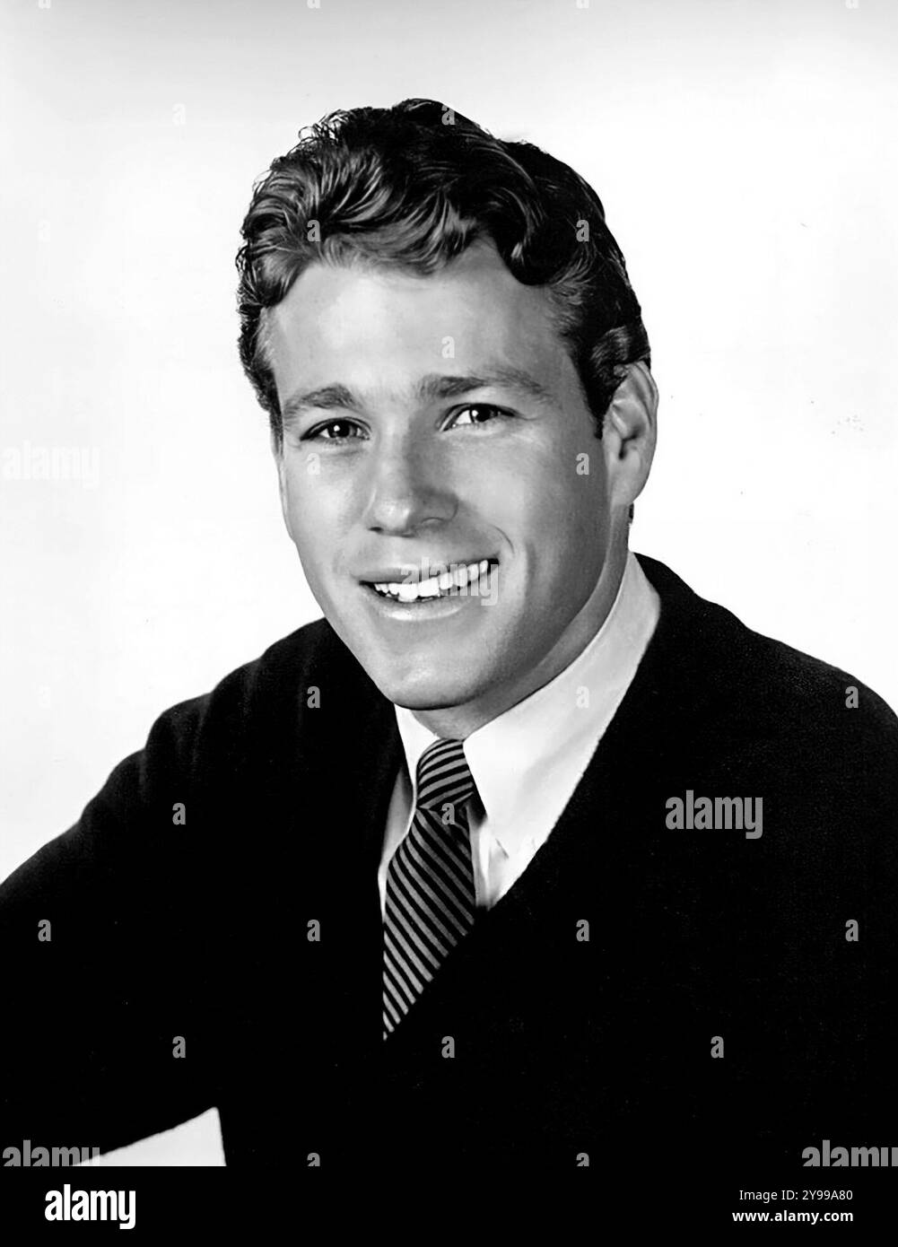 Ryan O'Neal. Portrait de l'acteur américain Charles Patrick Ryan O'Neal (1941-2023), photo publicitaire, 1966 Banque D'Images