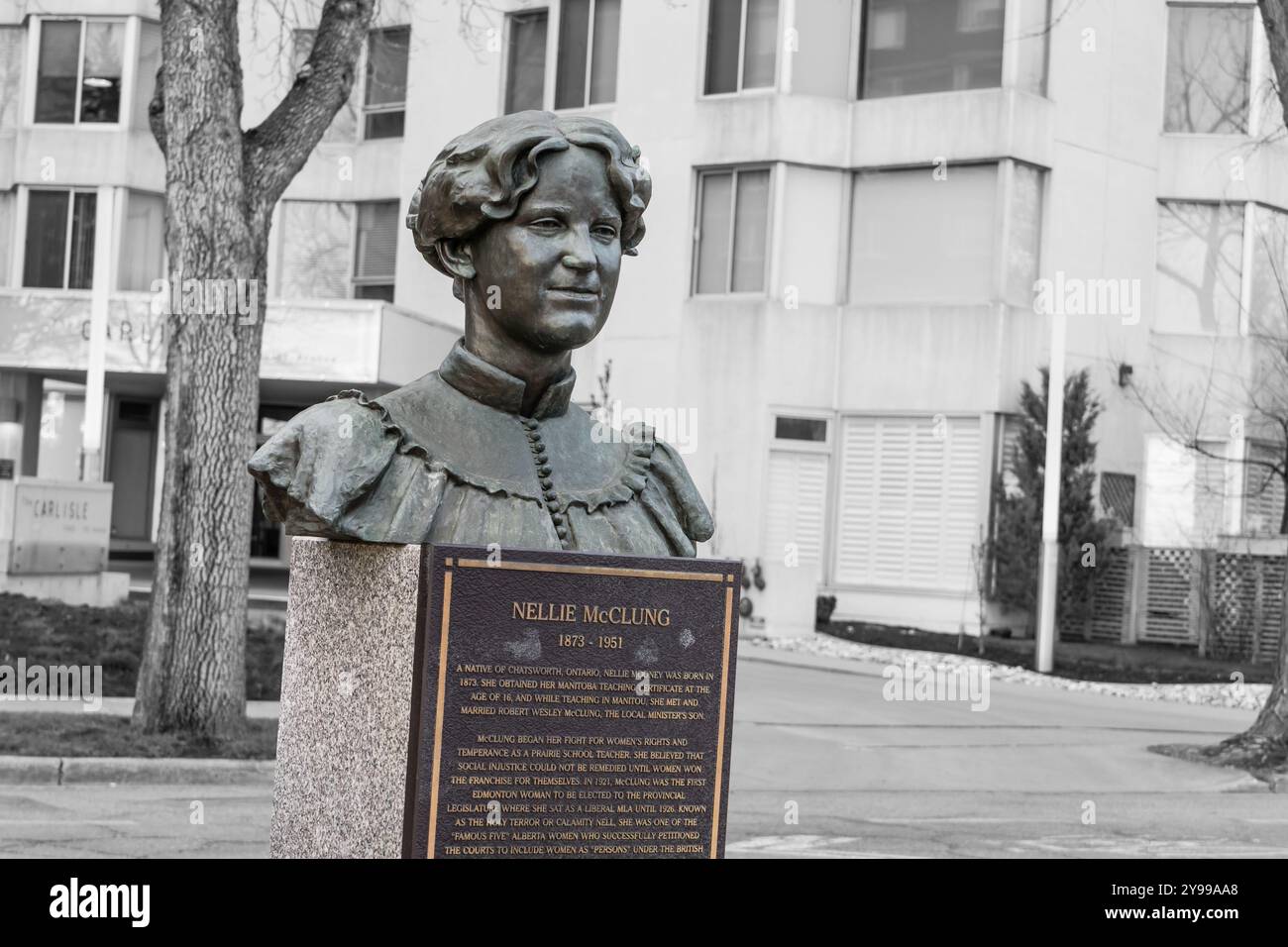 Edmonton, Canada, le 2 mai 2024 : un buste de la féministe pionnière Nellie McClung commémoré sur la portion du sentier du patrimoine de la promenade Victoria Banque D'Images