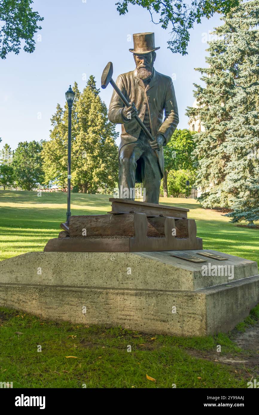 Edmonton, Canada, 10 août 2024 : statue de persévérance de Donald Alexander Smith (Lord Strathcona) conduisant dans le dernier pic du canadien Pacifique Banque D'Images