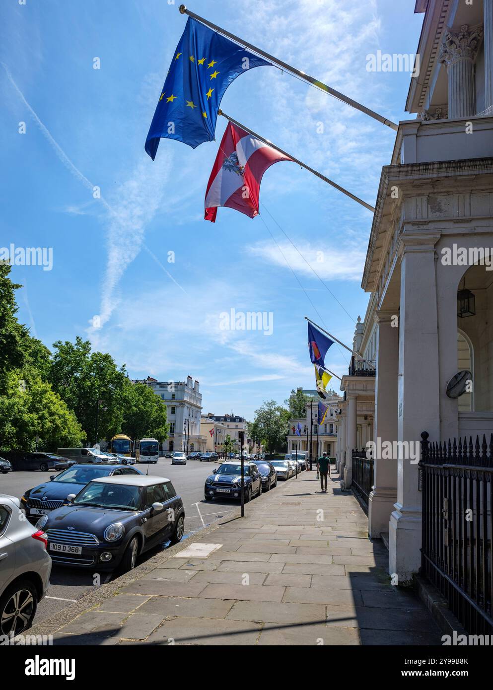 Londres - 06 15 2022 : vue sur Belgrave Square et les ambassades d'Autriche, du Brunéi Darussalam et d'Allemagne Banque D'Images